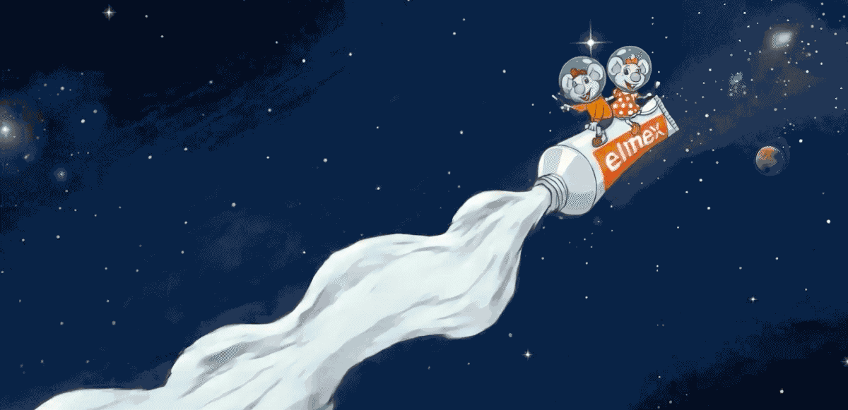 Eine Illustration der zwei Mäuse-Maskottchen in Astronautenhelmen, die auf einer Zahnpastatube wie auf einer Rakete durch den Weltraum fliegen und eine weiße Zahnpastaspur hinter sich herziehen.